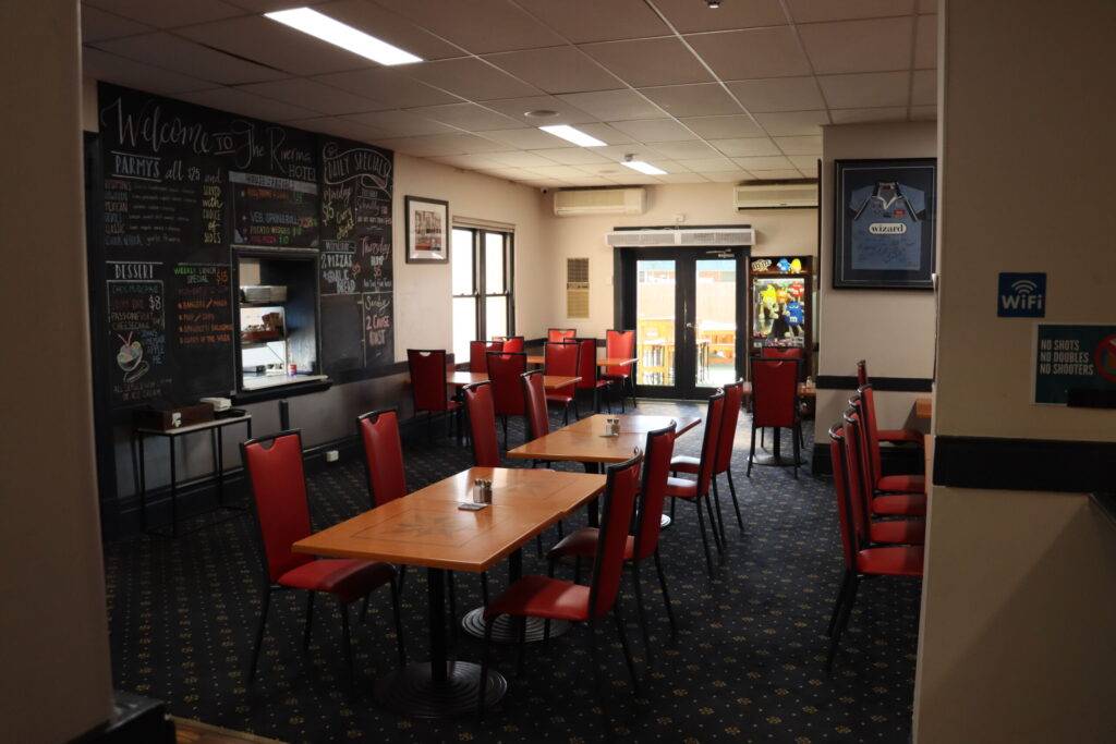 family owned and operated hotel and pub restaurant in Holbrook