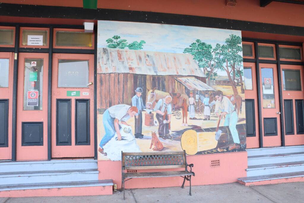 oldest town on the Castlereagh River and is something of a mecca for horse sports, with the Mendooran Cup