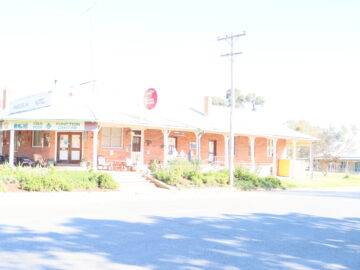 Mangoplah Hotel The Mangoplah Hotel was built in 1924 by Sam Heron