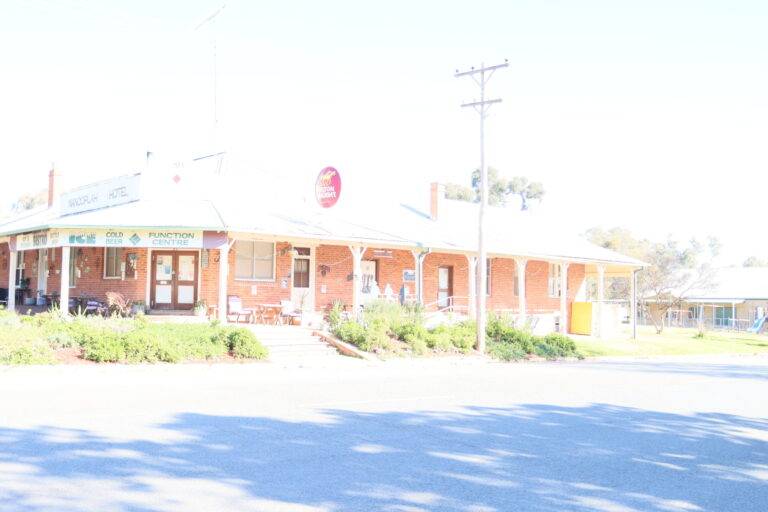 Mangoplah Hotel The Mangoplah Hotel was built in 1924 by Sam Heron