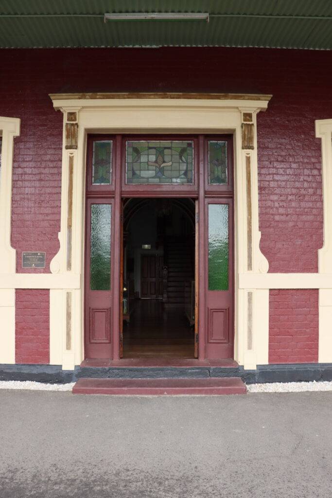 The Omahony Hotel has stop-chamfered timber posts which are tripled at the splayed corner