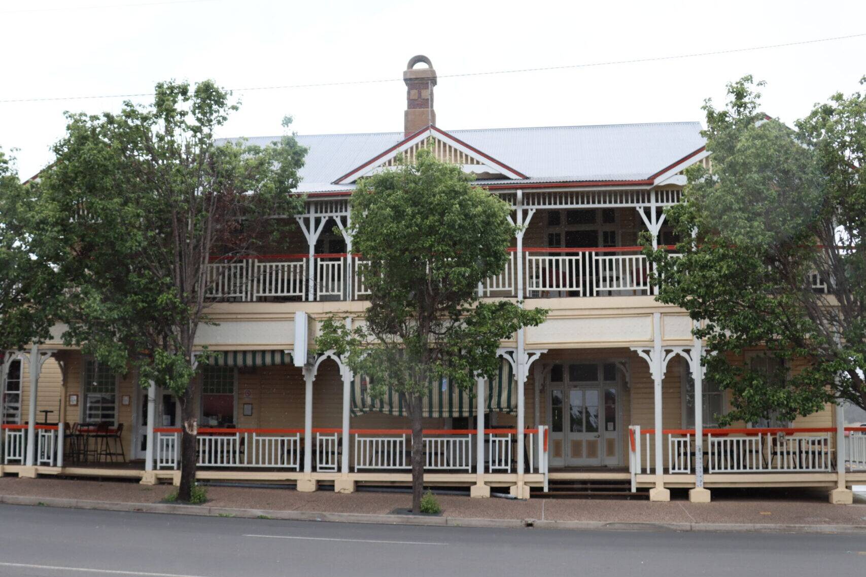 Killarney Hotel 
17 Willow St, Killarney QLD 4373, Australia
