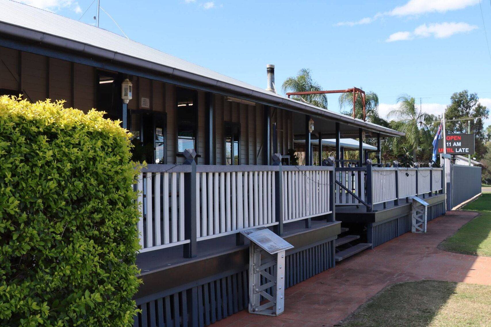 Comet has one pub/hotel now, The Comet River Hotel 